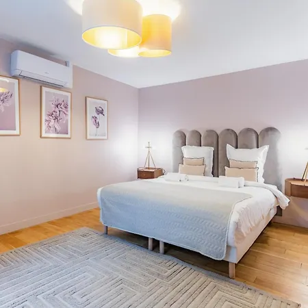 Exceptional Triplex With 6 Bedrooms & Air Conditioning