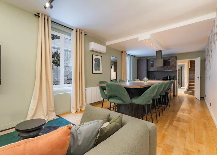 Exceptional Triplex With 6 Bedrooms & Air Conditioning * Paříž