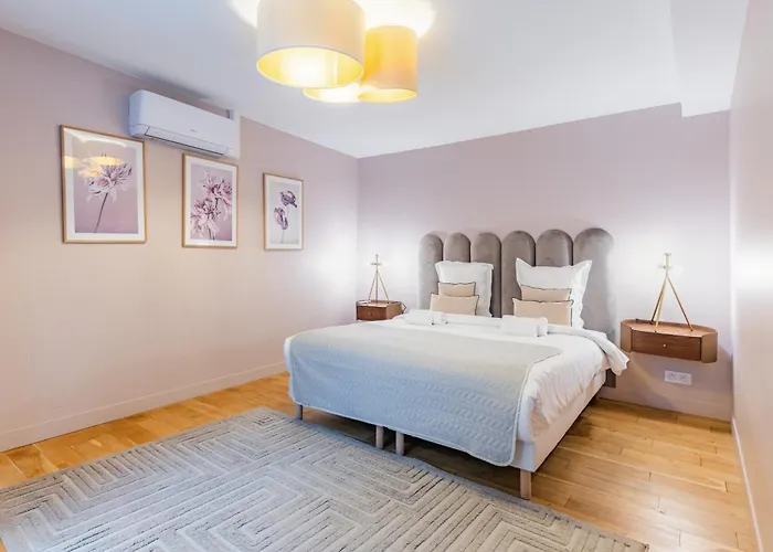 Exceptional Triplex With 6 Bedrooms & Air Conditioning