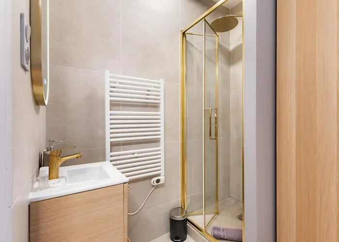 Exceptional Triplex With 6 Bedrooms & Air Conditioning Paříž