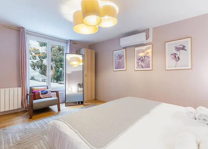Exceptional Triplex With 6 Bedrooms & Air Conditioning *