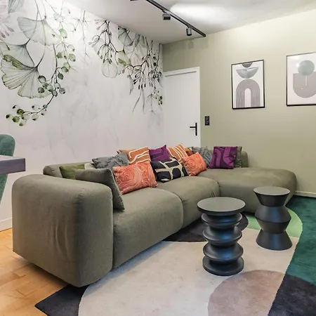 Exceptional Triplex With 6 Bedrooms & Air Conditioning باريس