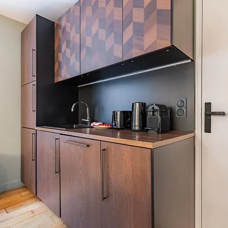 Exceptional Triplex With 6 Bedrooms & Air Conditioning *