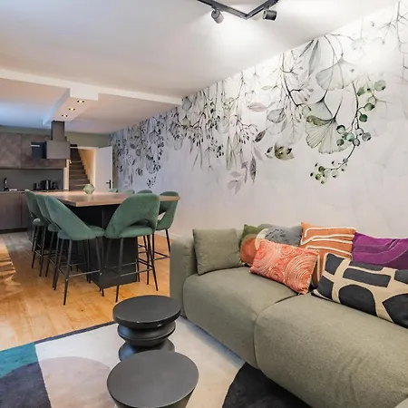 Exceptional Triplex With 6 Bedrooms & Air Conditioning דירה פריז