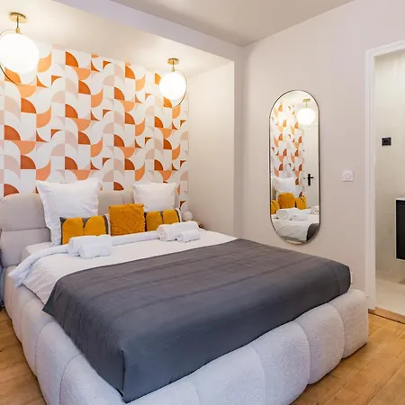 Exceptional Triplex With 6 Bedrooms & Air Conditioning Διαμέρισμα