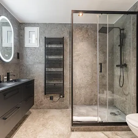 Exceptional Triplex With 6 Bedrooms & Air Conditioning *