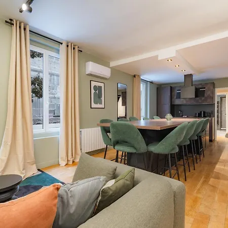 Exceptional Triplex With 6 Bedrooms & Air Conditioning * Παρίσι