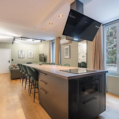 Exceptional Triplex With 6 Bedrooms & Air Conditioning