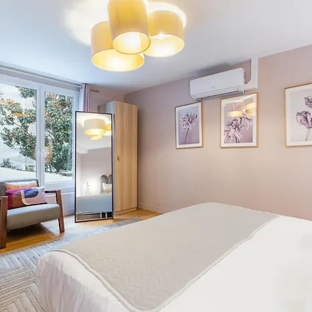 Exceptional Triplex With 6 Bedrooms & Air Conditioning *