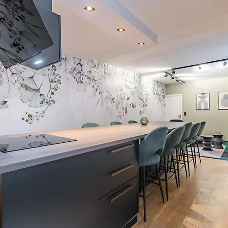 Exceptional Triplex With 6 Bedrooms & Air Conditioning * Παρίσι