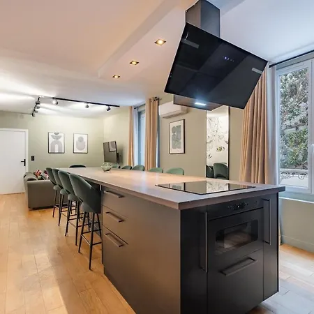 شقة Exceptional Triplex With 6 Bedrooms & Air Conditioning *