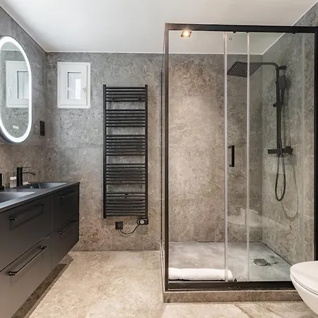 Exceptional Triplex With 6 Bedrooms & Air Conditioning