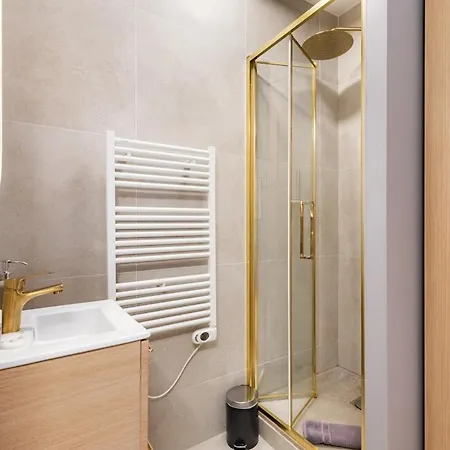Exceptional Triplex With 6 Bedrooms & Air Conditioning Appartement
