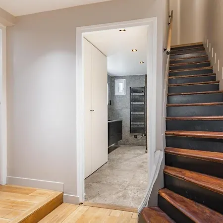 Exceptional Triplex With 6 Bedrooms & Air Conditioning Appartement