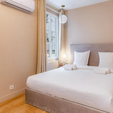 Exceptional Triplex With 6 Bedrooms & Air Conditioning *