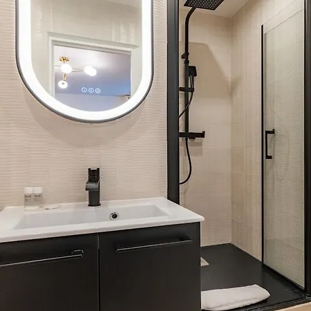 Exceptional Triplex With 6 Bedrooms & Air Conditioning * Paris