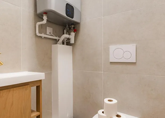 Exceptional Triplex With 6 Bedrooms & Air Conditioning *