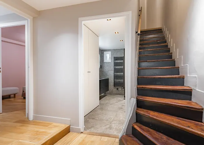 Exceptional Triplex With 6 Bedrooms & Air Conditioning דירה פריז