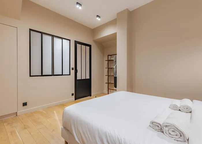 Exceptional Triplex With 6 Bedrooms & Air Conditioning דירה פריז