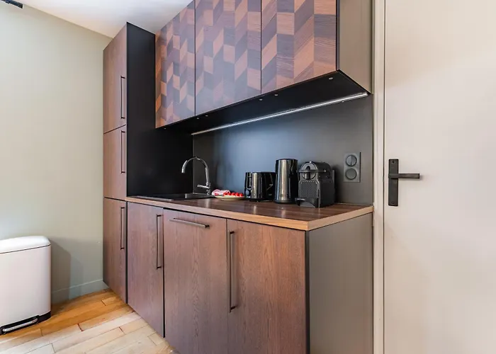 Exceptional Triplex With 6 Bedrooms & Air Conditioning *