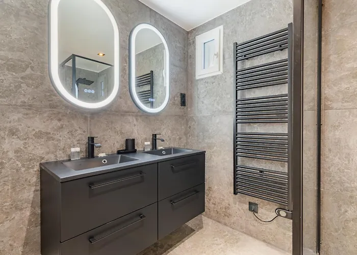 Exceptional Triplex With 6 Bedrooms & Air Conditioning דירה