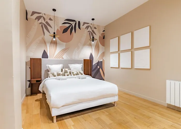 Exceptional Triplex With 6 Bedrooms & Air Conditioning