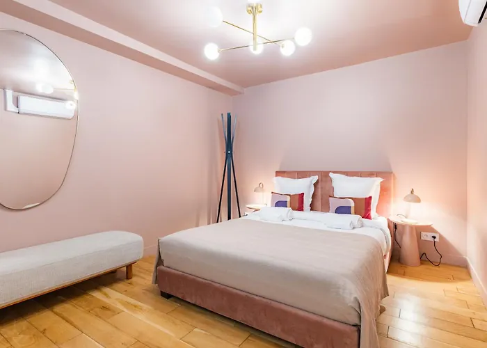 Exceptional Triplex With 6 Bedrooms & Air Conditioning * פריז