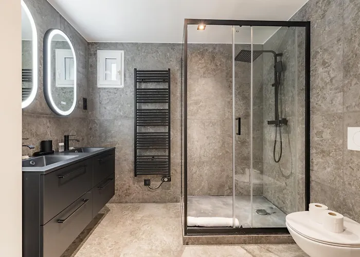 Exceptional Triplex With 6 Bedrooms & Air Conditioning *