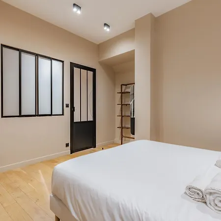 Exceptional Triplex With 6 Bedrooms & Air Conditioning Apartment Paris