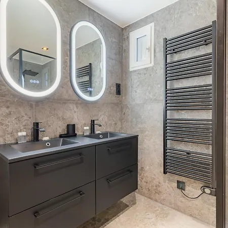 Exceptional Triplex With 6 Bedrooms & Air Conditioning Apartment