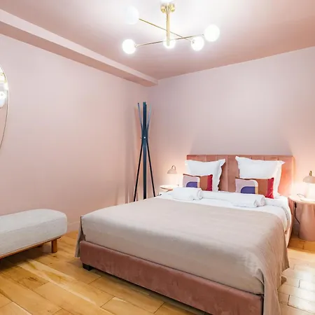 Exceptional Triplex With 6 Bedrooms & Air Conditioning * Paris