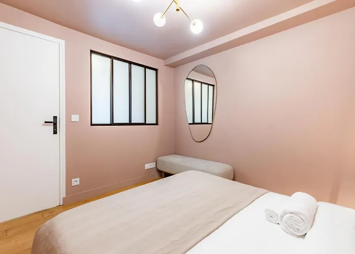 Exceptional Triplex With 6 Bedrooms & Air Conditioning Parigi