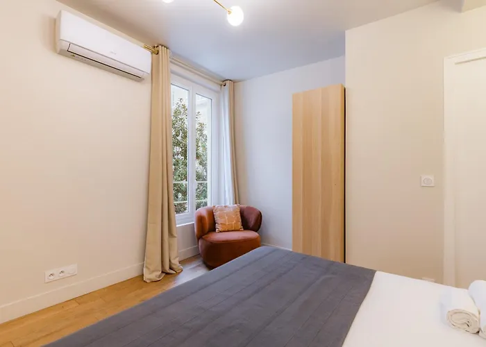 Exceptional Triplex With 6 Bedrooms & Air Conditioning Appartamento