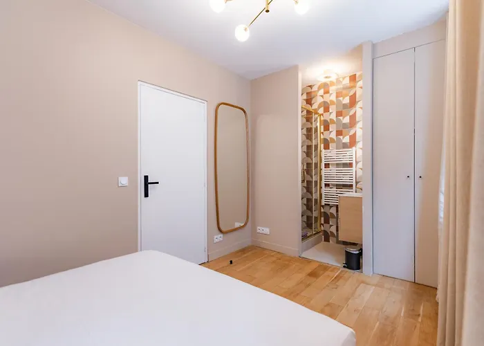 Exceptional Triplex With 6 Bedrooms & Air Conditioning Appartamento Parigi