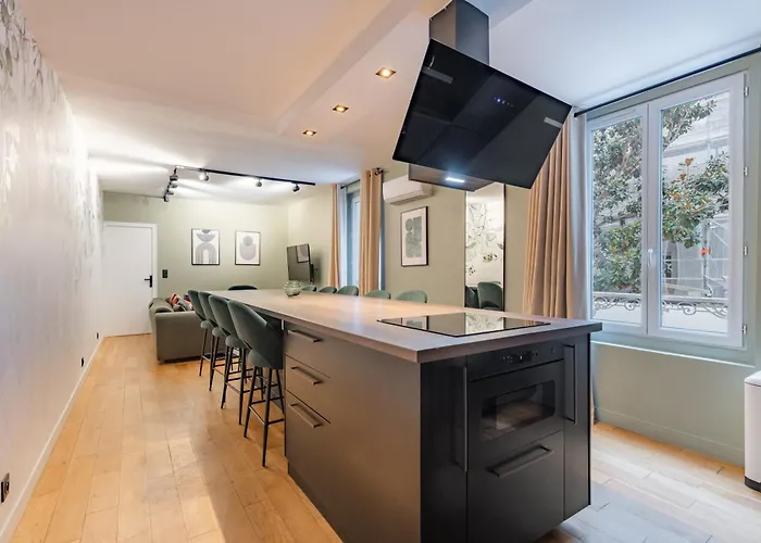Exceptional Triplex With 6 Bedrooms & Air Conditioning