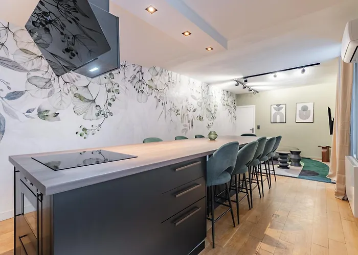 Exceptional Triplex With 6 Bedrooms & Air Conditioning * Parigi