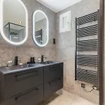Exceptional Triplex With 6 Bedrooms & Air Conditioning 公寓