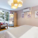 Exceptional Triplex With 6 Bedrooms & Air Conditioning *